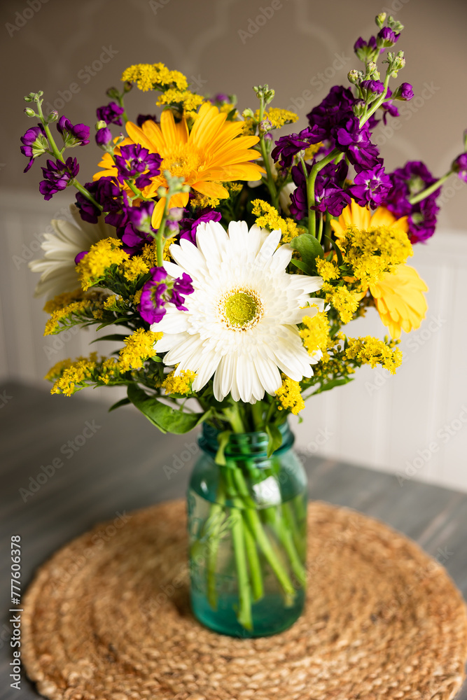 Fototapeta premium flowers in a vase