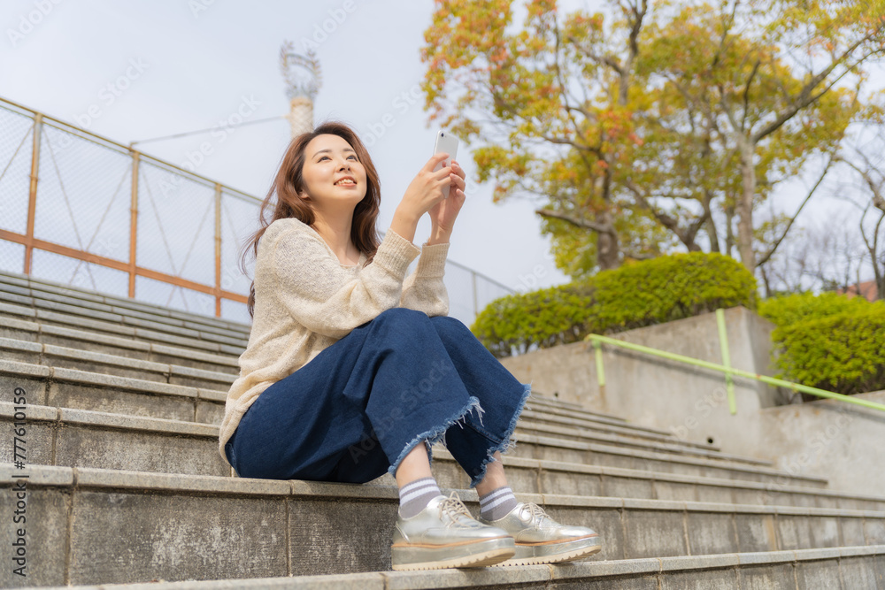 公園で自撮りをする女性