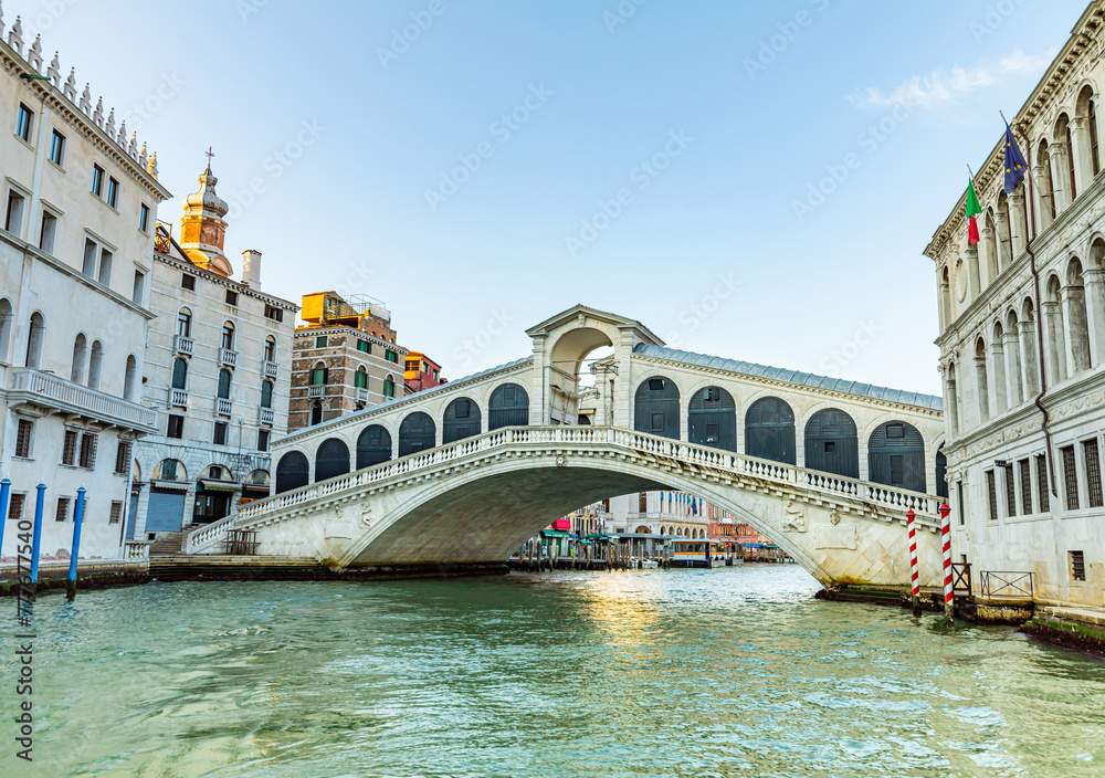 Naklejka premium Rialto Bridge in Venice, Italy