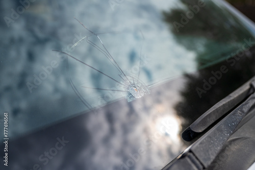 großer Steinschlag mit Riss in der Windschutzscheibe