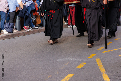 pénitents venus de noir pieds nus lors de la procession de la Sanch à Perpignan