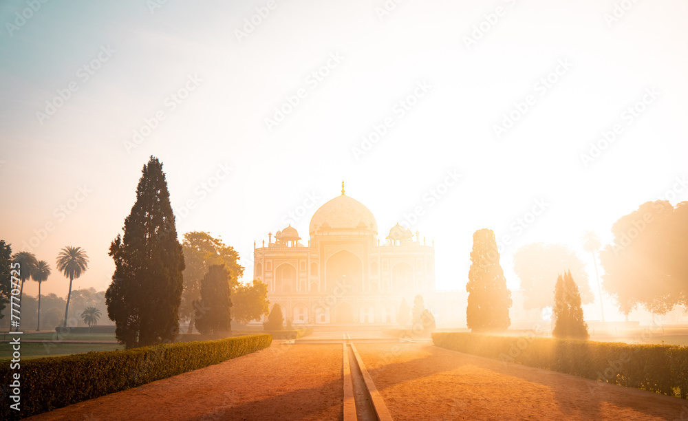 Φωτογραφία Humayuns Tomb silhouette photography during the early morning golden light hour