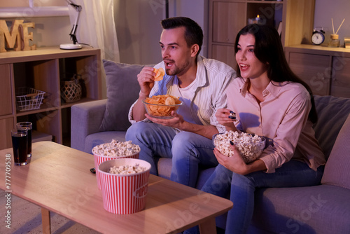 Young couple with potato ch...