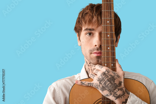 Cool tattooed young man wit...