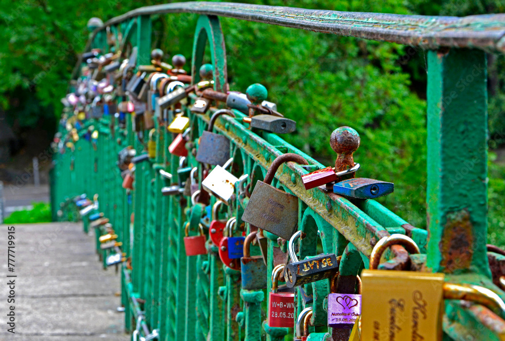 most miłości, most z kłódkami zakochanych, kolorowe kłódki, Love lock bridge, bridge with lovers' padlocks, colorful padlocks, symbol of lovers	
