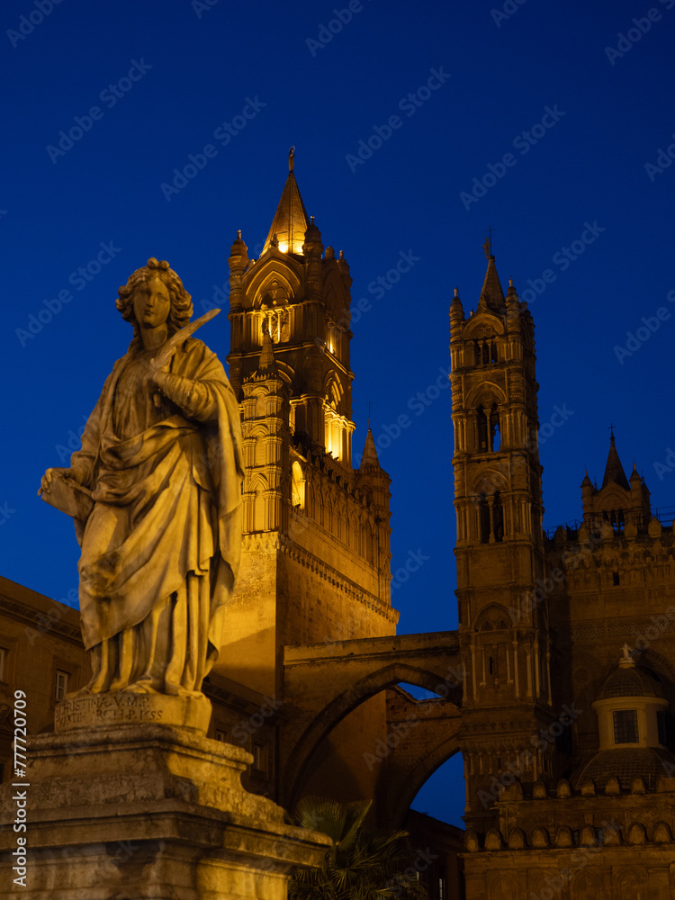 la cattedrale di Palermo nella blue hour