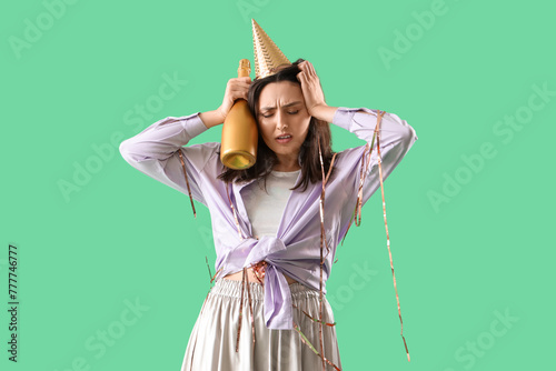 Young woman with hangover p...