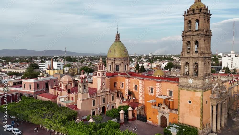 Dron Volando Alrededor De la Iglesia Mexicana de San Francisco en Celaya, Guanajuato Dron Volando Alrededor De la Iglesia Mexicana de San Francisco en Celaya, Guanajuato