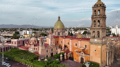 Dron Volando Alrededor De la Iglesia Mexicana de San Francisco en Celaya, Guanajuato photo