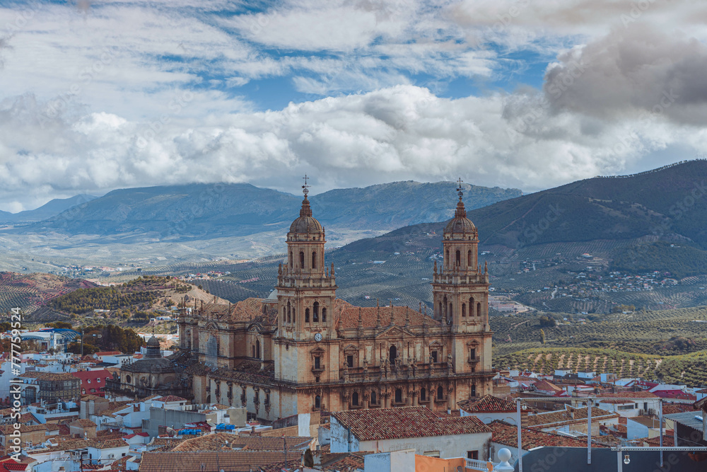 Catedral de Jaén con la sierra de fondo