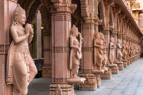 Obraz na płótnie Scenic hindu statues decorating Akshardham Mahamandir temple at BAPS Swaminarayan Akshardham w salonie