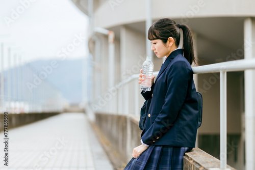 登下校中の中学生・高校生・女子高生（落ち込む・寂しい・不登校・いじめ・ストレス・悲しい）
 photo