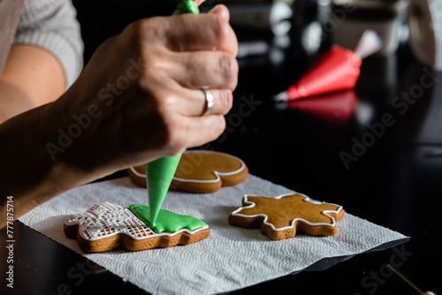 Creating a pattern from icing on gingerbread photo