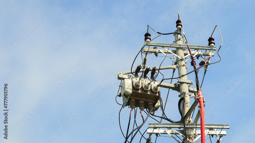 The recloser automatically cuts off the electric current by remote control from the control room The recloser automatically cuts off the electric current by remote control from the control room