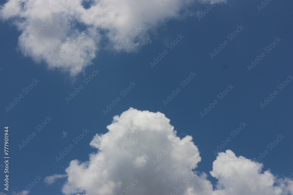 Obraz premium Blue sky background with clouds