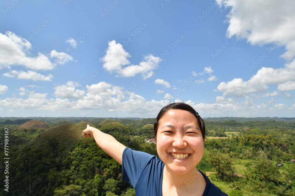 チョコレート・ヒルズを指さす日本人の女の子(フィリピン、ボホール島) チョコレート・ヒルズを指さす日本人の女の子(フィリピン、ボホール島)