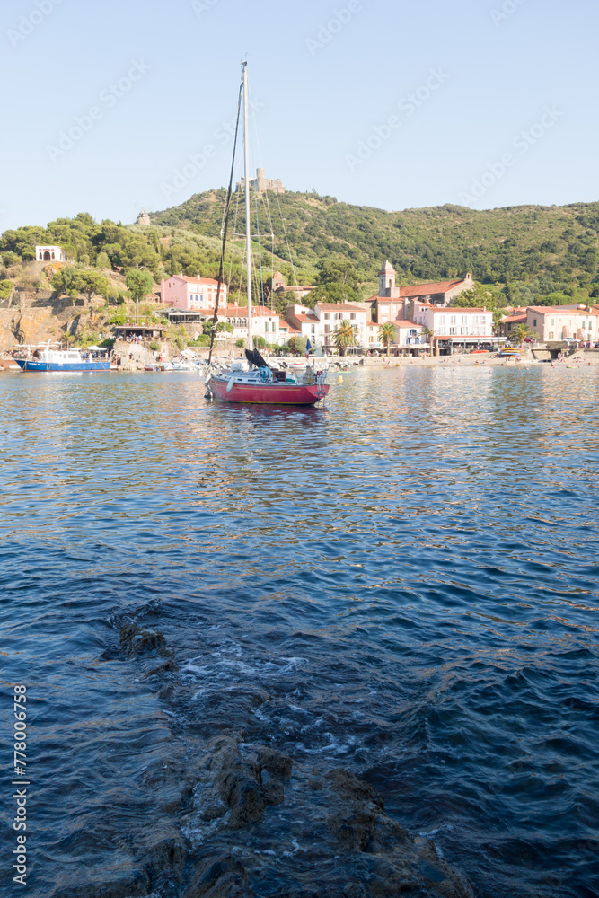 Obraz premium Bateaux de plaisance dans la baie de Collioure. Bateaux dans la mer méditerranée. Bateaux sur le littoral méditerranéen. Entrée du port de Collioure. Littoral Pyrénées Orientales. Vue sur Collioure