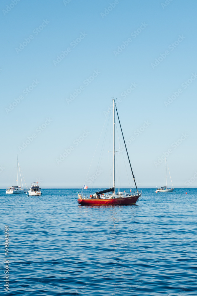 Voilier sur la mer méditerranée. Bateau à la coque rouge. Bateaux de plaisance à la mer.