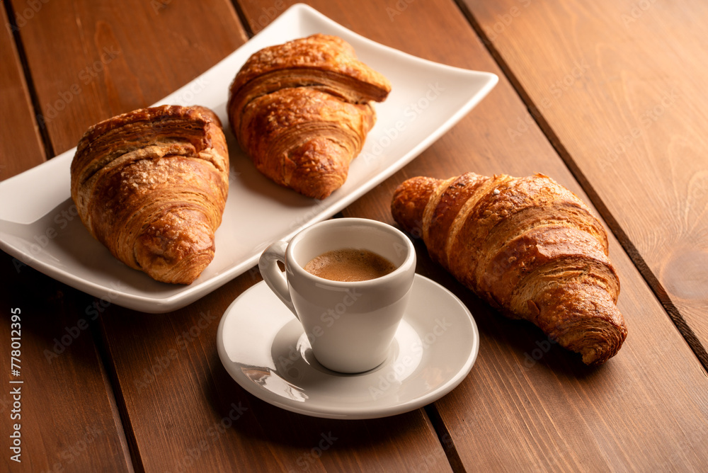 Tazzina di caffè espresso italiano e cornetti freschi, colazione europea Tazzina di caffè espresso italiano e cornetti freschi, colazione europea