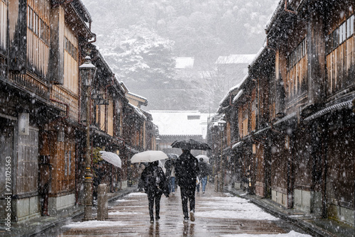 雪が降る城下町金沢のひがし茶屋街