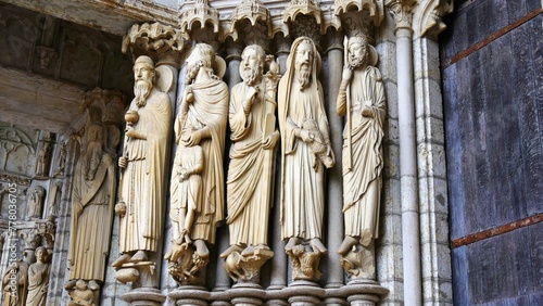 Détail de la statuaire de la cathédrale catholique Notre-Dame de Chartres en Eure-et-Loir France Europe