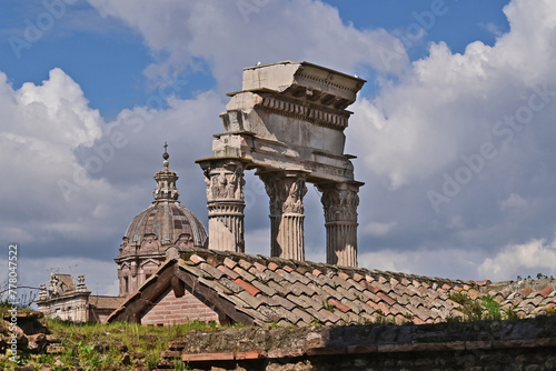 Roma, le antiche rovine e ruderi dei Fori Imperiali photo