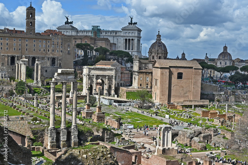 Roma, le antiche rovine e ruderi dei Fori Imperiali photo