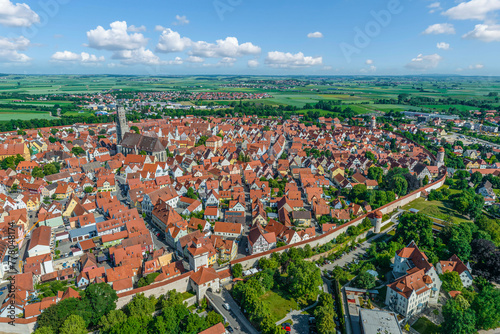 Ausblick auf die pittoreske Stadt Nördlingen im Rieskrater in Nordschwaben © ARochau