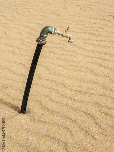 Canvastavla Tubo dell'acqua sulla sabbia