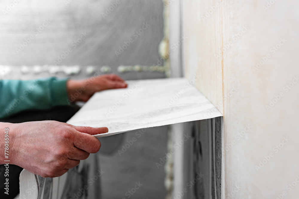 Obraz premium Removing old wallpaper from the wall.