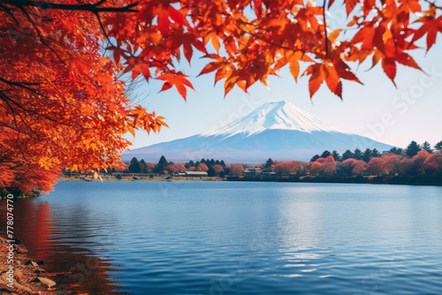 紅葉の山中湖に浮かぶ冠雪の秋の逆さ紅