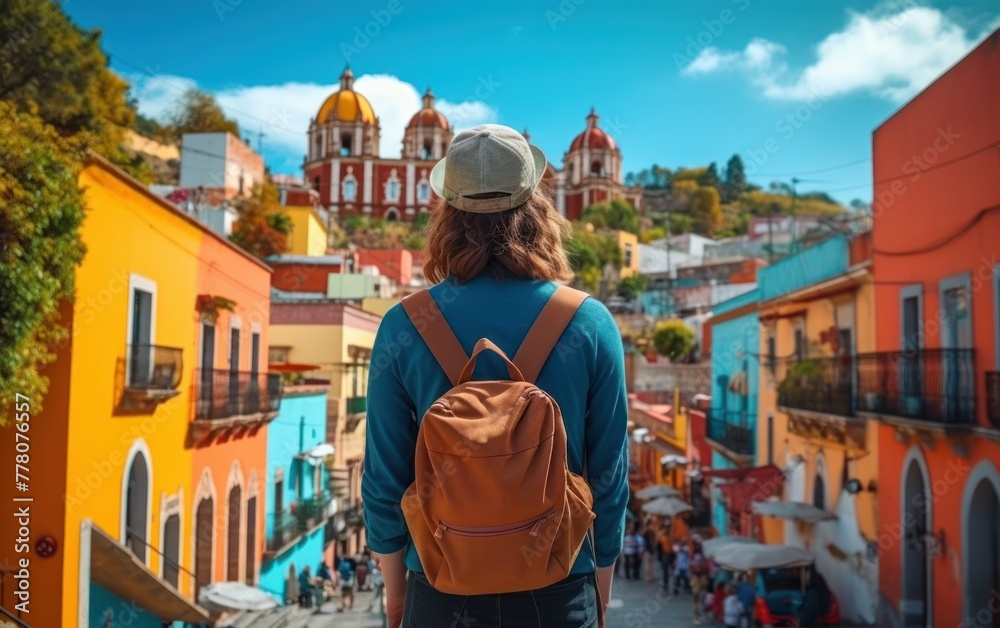 Obraz premium Traveler exploring colorful Mexican street