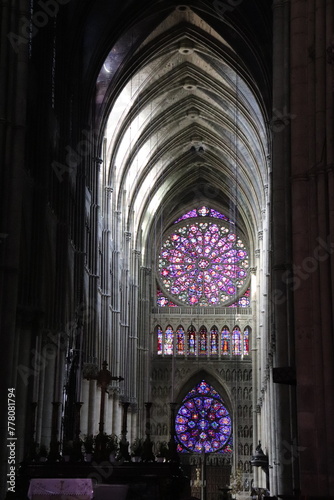 Kathedrale von Reims innen Innenraum gotisches Kirchenschiff Gotik mit Fensterrosette Fenster