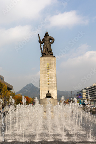 Yi Sun-sin statue and fountain in Gwanghwamun  Seoul