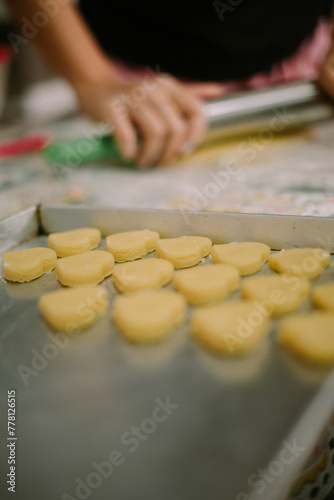 The cake dough has been molded into a love shape. This cake is a type of "putri salju" cake originating from Indonesia. Almost every Eid al-Fitr this cake is always available.