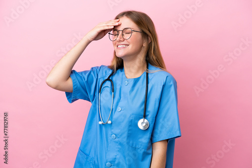 Young surgeon doctor woman isolated on pink background has realized something and intending the solution