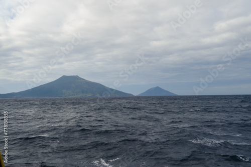 航路の終点、太平洋の大きな孤島、八丈島の底土港に入港。

東海汽船東京湾〜伊豆諸島八丈島、太平洋航路の橘丸船上にて。
2020年2月22日撮影。


At the end of the route, the ship enters Sokodo Port on Hachijojima, a large isolated island in the Pacific Ocean.

On board  photo