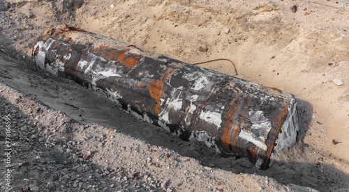 Tableau sur toile weathered underground oil tank lies dug out lies on the sand