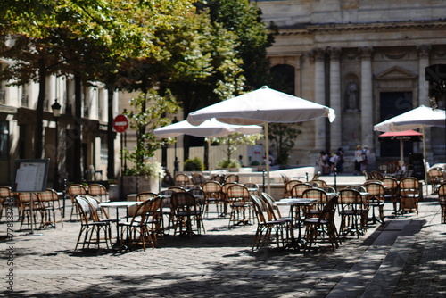 summer time in Paris restaurant terrasse aesthetic slow living 