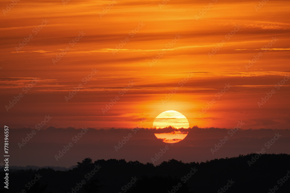 Lever de soleil sur un ciel très orange Lever de soleil sur un ciel très orange