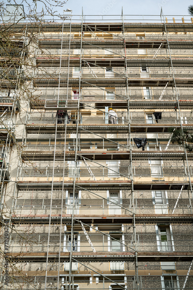 Travaux de réhabilitation thermique de logements sociaux, à Rouen, quartier du Chatelet. Réfection de facades avec pose d'un isolant et de bardage