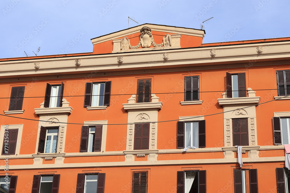 Obraz premium Piazza dei Sanniti Square Traditional Building Facade in Rome, Italy