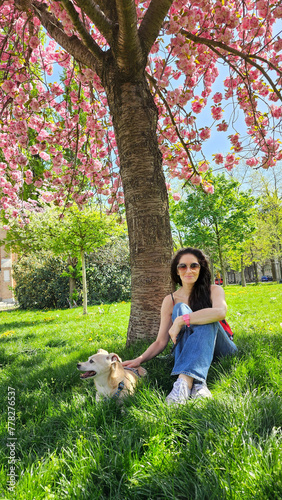 Frau mit Hund im Frühling 