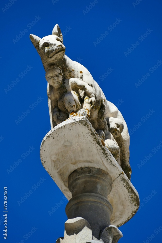 Naklejka premium La statue de la louve allaitant Romulus et Rémus devant la cathédrale Santa Maria Assunta à Sienne 