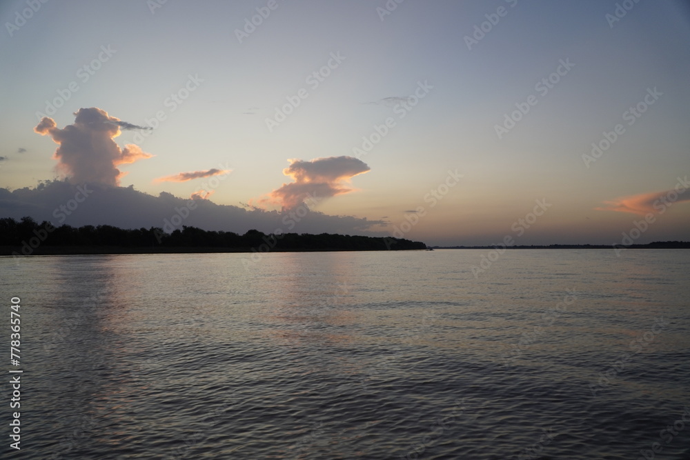 Naklejka premium Atardecer en el rio de Paraná. 