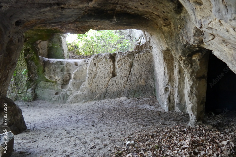 Ehemalige Höhlenwohnung am Berg der Altenburg in Langenstein bei Halberstadt in Sachsen-Anhalt