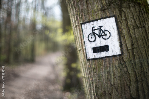 Znak droga rowerowa w lesie.