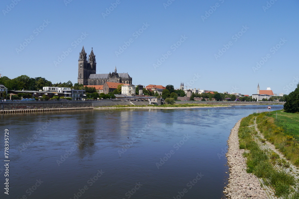 Fototapeta premium Elbe in Magdeburg mit Blick zum Magdeburger Dom