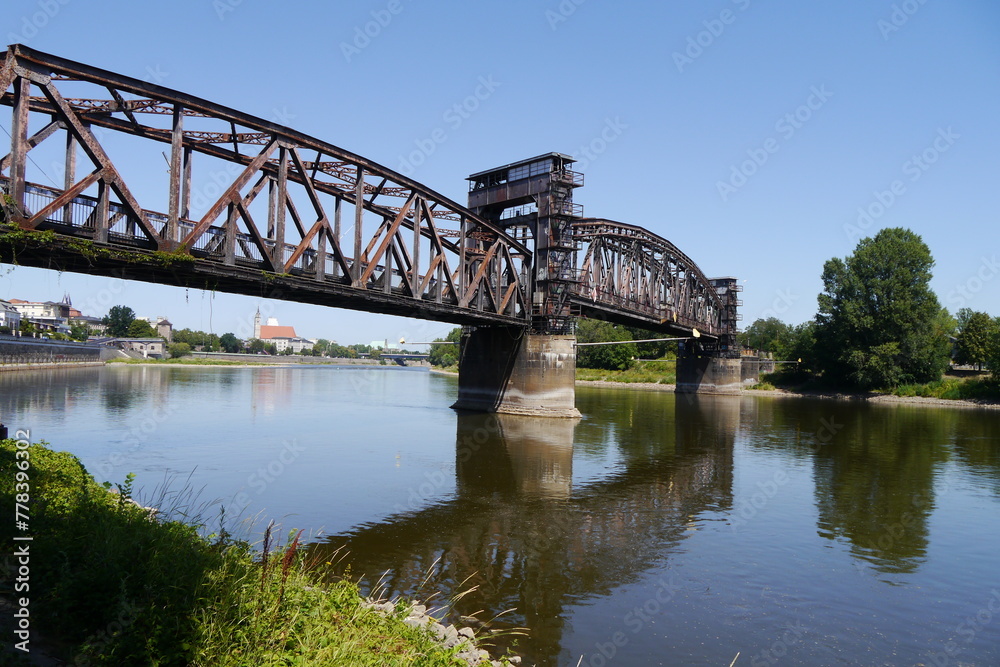Ehemalige Hubbrücke über die Elbe in Magdeburg Ehemalige Hubbrücke über die Elbe in Magdeburg