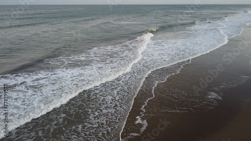 vista aerea de una playa con leves olas del mar